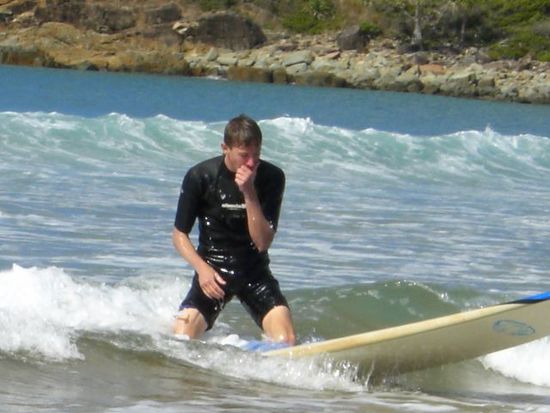 leider hab ich hannes nicht stehend auf seinem board erwischt!aber er war der ueberflieger stand schon beim ersten versuch!waehrenddessen ich noch so einige male an den strand gespuelt wurde