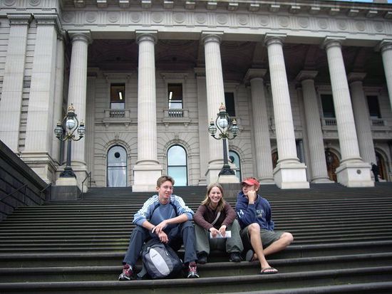 sightseeing, hinter uns das Parliamentsgebaeude