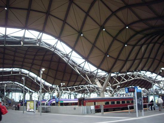 der melbourner Bahnhof, an dem unsere unterkunft lag und wir dank eines neurotischen asiaten den wir im zimmer hatten und der immer das fenster aufgerissen hatte, immer schoen morgens vom tram-&zugverkehr geweckt wurden.