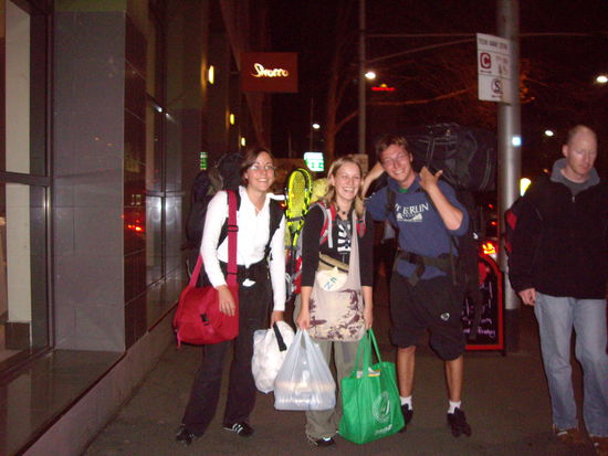nach einem schoenen shoppingtag ging es abends dann wieder zurueck nach sydney!schwerbepackt wie man sieht! rob hat sogar unsere tasche auf dem nacken tragen muessen!!