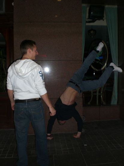die versuche des handstandes...aber es hat nach 2 versuchen dann auch geklappt