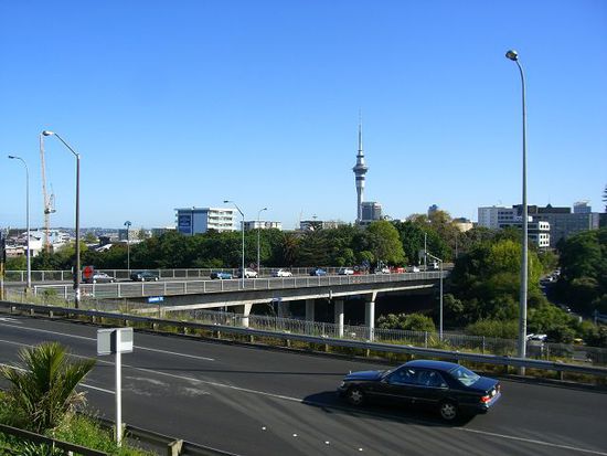 unsere Aussicht aus unserem Zimmer, zumindest wenn man schraeg an der genau gegenueberliegenden Hauswand vorbeigeschaut hat!