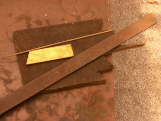 Das sind unsere Grundmaterialien:
Ein Stueck Stahl, ein bisschen Holz und Messing.