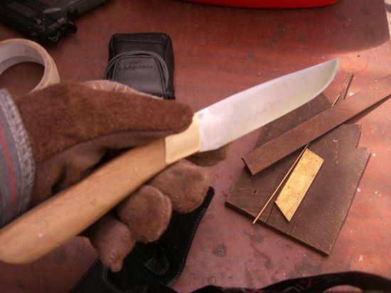 Sieht schon sehr nach Messer aus, oder?
Im Hintergrund noch mal die Rohstoffe.