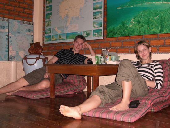 so wie es sein sollte...flache tische an denen man beim essen liegen kann!