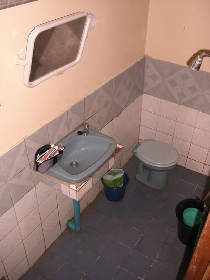 Nachts muss man ein wenig aufpassen und die netten kleinen Kaefer verscheuchen, die einen besuchen kommen Aber ansonsten...Man gewoehnt sich halt an alles!