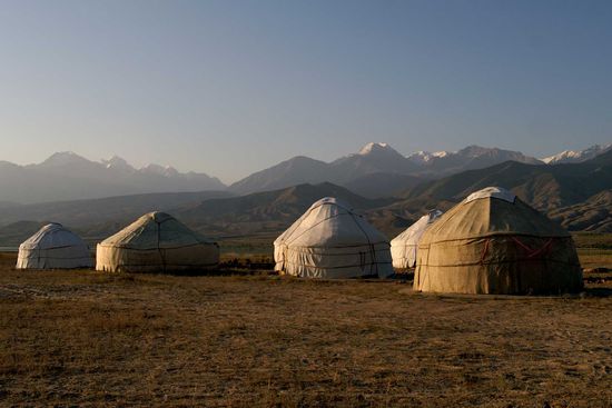 Yurten im Steppengras Kirgistans