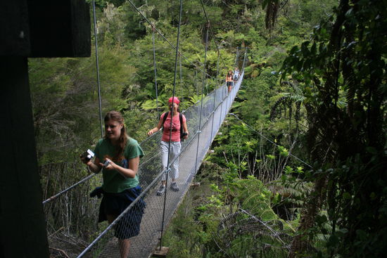 Camilla (vorne) und Illona auf der Ganggelibrogg im Abel Tasman