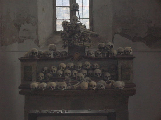 Der mit Totenschädeln dekorierte Altar der Urpfarrkirche St. Michael in Weißenkirchen.