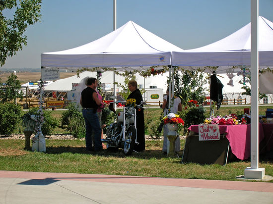 Biker Event "Thunder in the rockies" in Loveland - hier der "Heiratsstand"