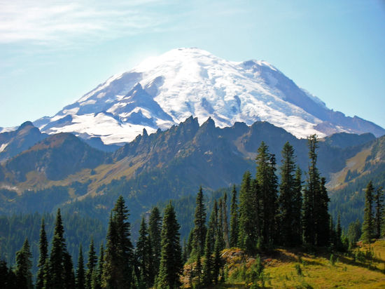 Blick auf den Riesenvulkan Mount Rainier (4.392 m). Dieser ist immer mit Schnee und Eis bedeckt und bietet einen herrlichen Anblick.