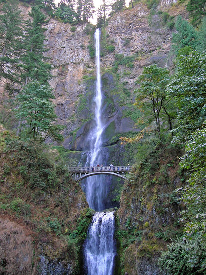 Blick auf einen Wasserfall - am historischen Highway entlang am Columbia River (gebaut 1913 - 1915 von Lancaster)