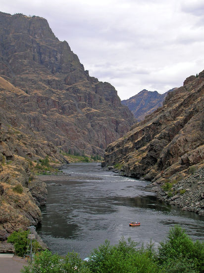 Im Hells Canyon, Nordamerikas tiefste Schlucht. Hier bahnt sich der Snake River auf über 100 km seinen Weg durch die Wallowa Mountains.