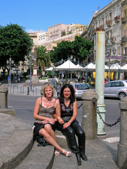 Mit Sonja, einer Freundin aus Friedrichshafen.  Cagliari ist ein Einkaufsparadies für Frauen!