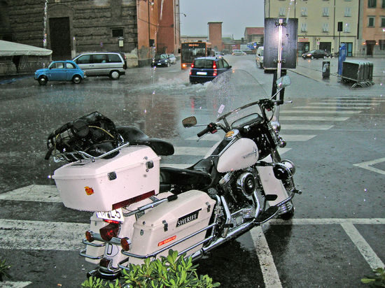 Bei der Ankunft der Fähre von Sardinien in Livorno: ein Unwetter - die Straßen sind überflutet und an ein Weiterfahren ist nicht zu denken.