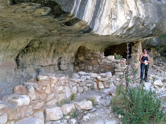Im Walnut Canyon National Monument -Hier lebten vor 800 Jahren die "Sinagua", Menschen, die ohne viel Wasser leben konnten/mussten.