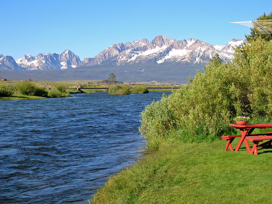 Unser Esstisch in Lower Stanley am Salmon River mit Blick auf die schneebedeckten Berge - ein Traum.
