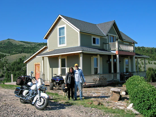 Mit unserem Freund Red vor seinem Haus auf einem Hügel über Virginia City (Montana.