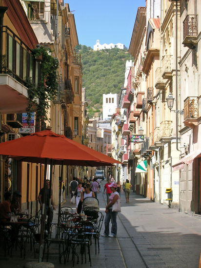 Eine der alten Gassen mit schönen Geschäften in Iglesias