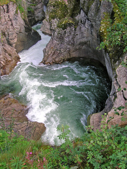 Historische Straße von Galdane durch eine wildzerklüftete Schlucht nach Borgund