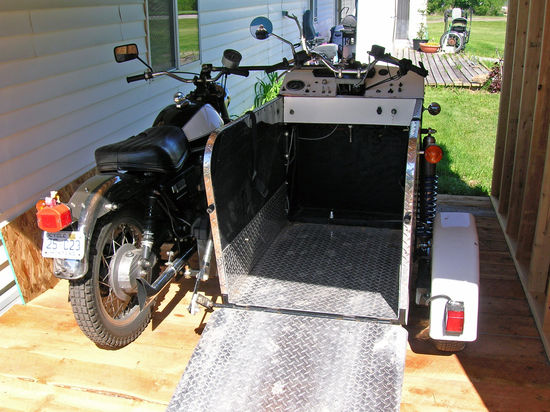 Indian Jeff fährt mit seinem Rollstuhl in den Beiwagen und lenkt von dort aus das Gefährt - bei uns in Deutschland wahrscheinlich undenkbar!