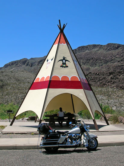 Picknick am Rio Grande in einem Wigwam - angenehm kühl in der heißen Wüstenlandschaft