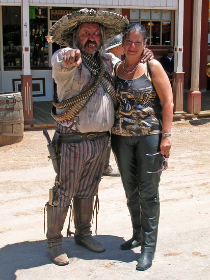 In Tombstone - Wyatt Earp Days - Uschi mit einem mexikanischen Banditen