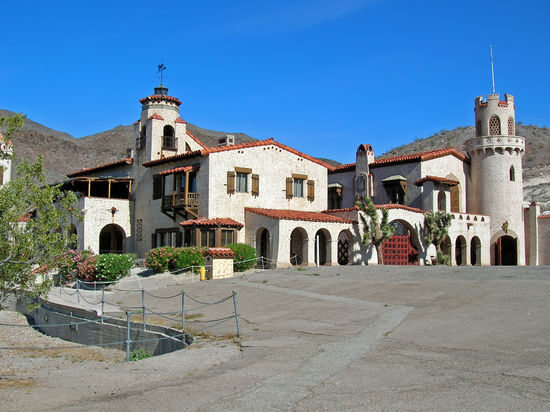 Scotty's Castle, eine grüne Oase mit Wasserfällen, im Death Valley