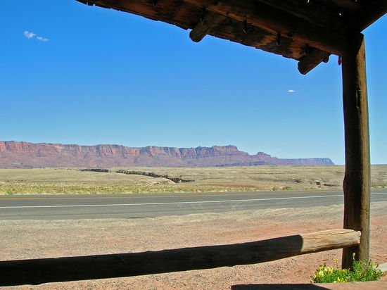 Blick von der Lees Ferry Lodge auf die Vermillion Cliffs