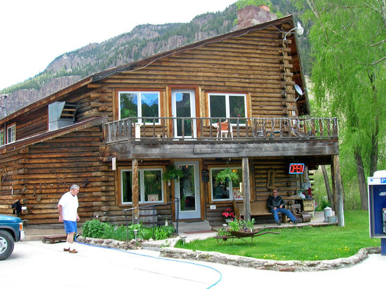 Blue Creek Lodge - ein uriges Lokal, in dem wir einen super leckeren warmen Walnuss-Kuchen bekamen!