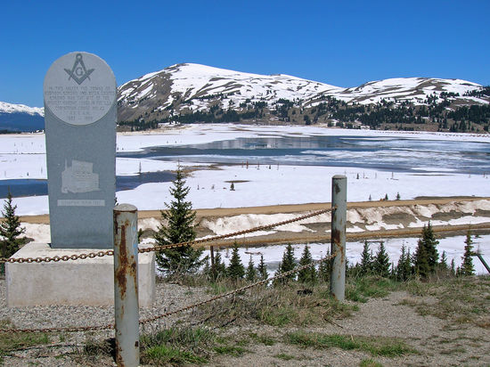 Ein zugefrorener See auf dem Weg vom Freemont Pass zum Rocky Mountain National Park