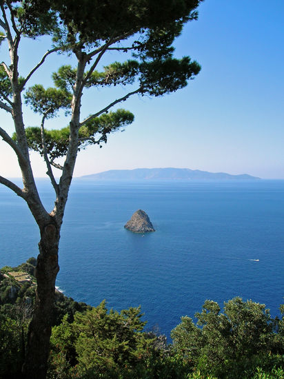 Blick von der "Panoramica" des Monte Argentario über das Meer