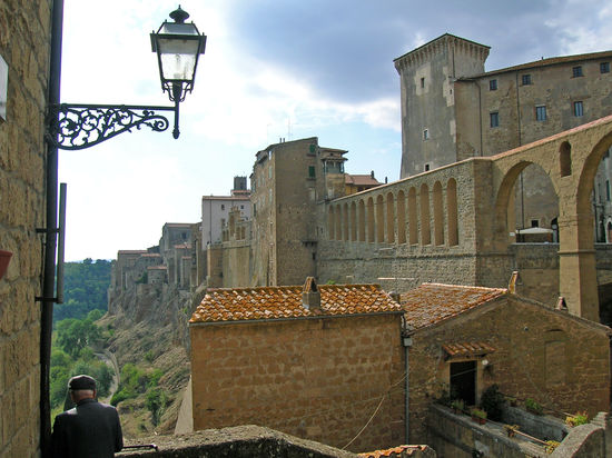 Pitigliano - auf einem 300 m hohen Tuffsteinfelsen gebaut