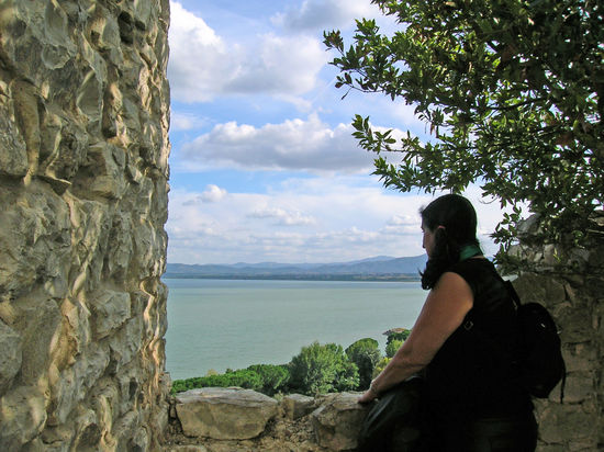 Castiglione del Lago -
Blick von der Stadtmauer auf den See