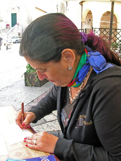 Kaffeepause in Norcia - Tagebuch und Karten schreiben