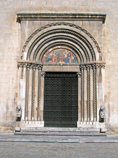 Visso - Piazza Martiri Vissani mit der romanisch-gotischen Kirche Santa Maria