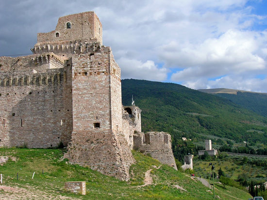 Rocca Maggiore (oberhalb Assisis)
- Friedrich von Staufen (Kaiser Friedrich II) verbrachte einige Jahre seiner Kindheit in dieser ehemaligen deutschen Lehensburg