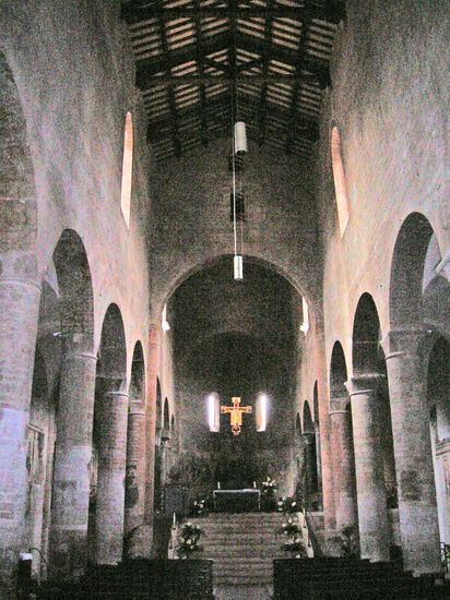 Im Innern der romanischen Kirche San Gregorio Maggiore (11. Jahrhundert) in Spoleto