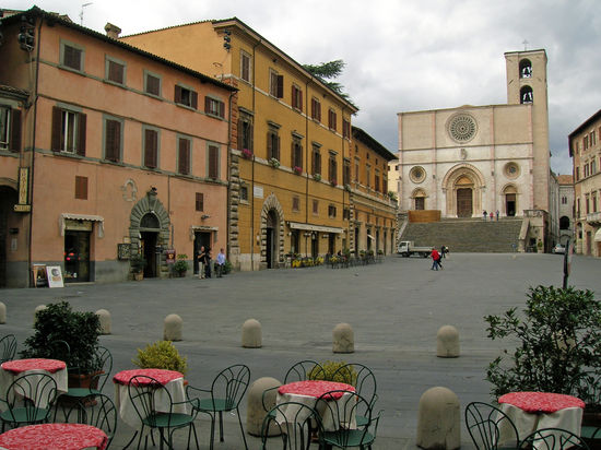 Todi - auf der Piazza del Popolo - Blick auf den Duomo Santa Maria Assunta