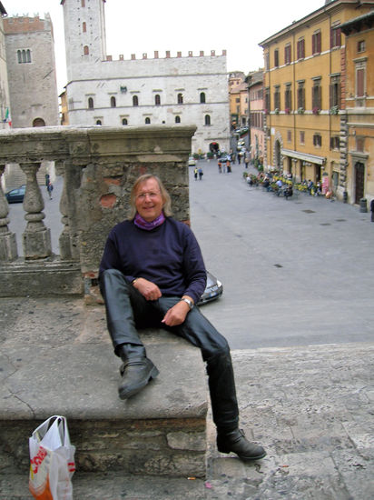 Rolf auf der Piazza del Popolo in Todi