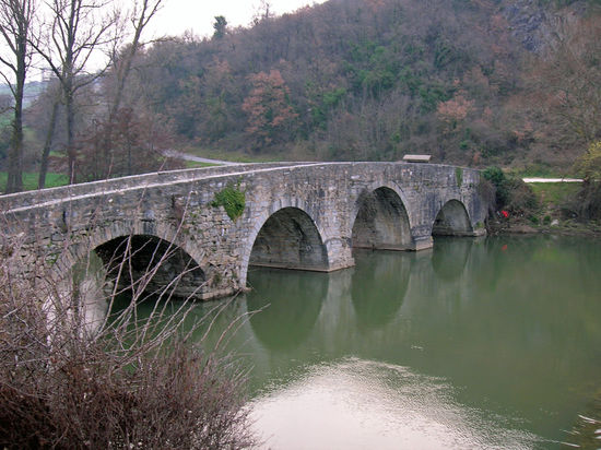 Mittelalterliche Brücke über den Rio Ulzana