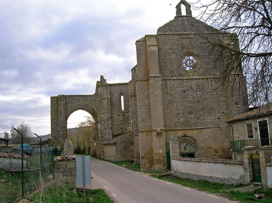 Der Camino führt mitten durch die Ruine Convento de Santa Clara