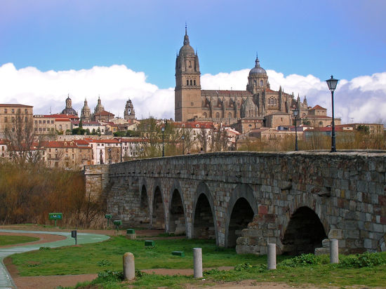 Der Weg in die wunderschöne Stadt Salamanca führt über die Puente Mayor