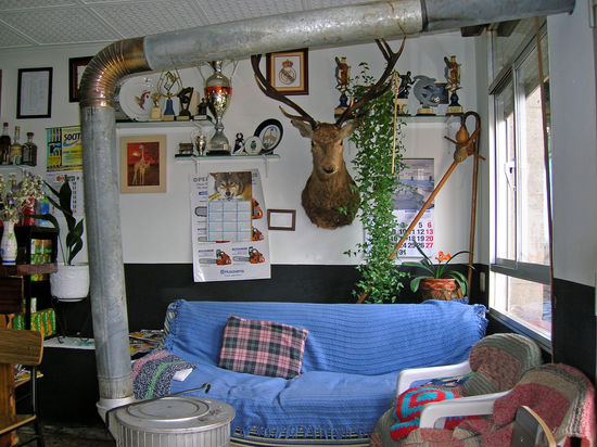 Urige Bar in Campobecerras: Wohnzimmer, Laden und Bar