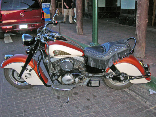 Auf der Plaza in Santa Fe sahen wir diese schöne alte "Indian!