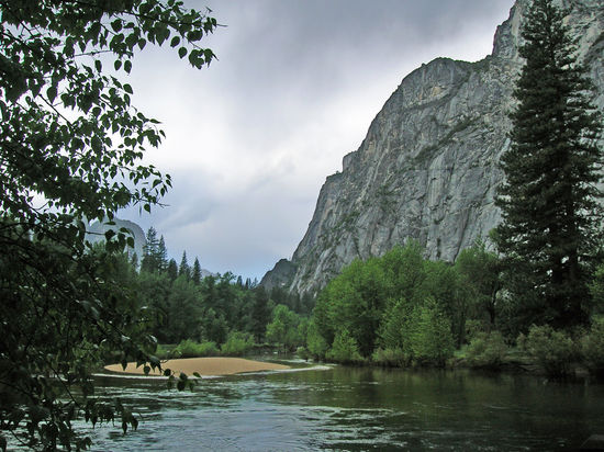 Mittagspause am Merced River bei Gewitter im Yosemite NP