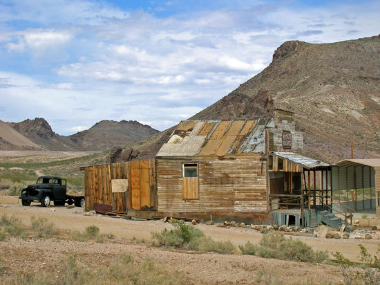 Wir sind in der Geisterstadt Rhyolite in Nevada