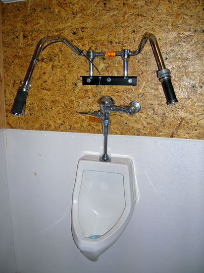 In Beatty sahen wir auch dieses interessante Pissoir mit Lenker für den nicht mehr nüchternen Cowboy zum Festhalten ...