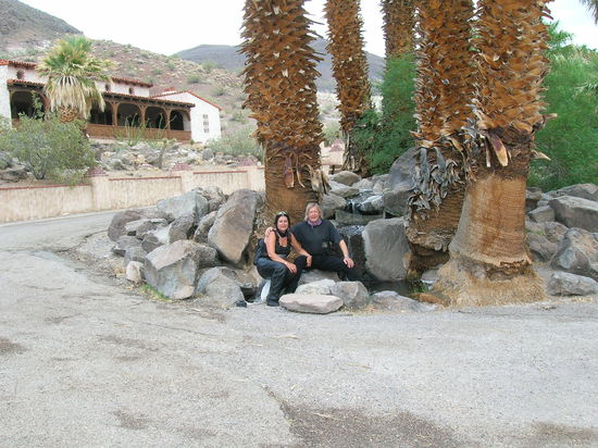 Scotty's Castle - eine Oase mit blühenden Blumen, Bäumen und Wasserfällen im Death Valley
