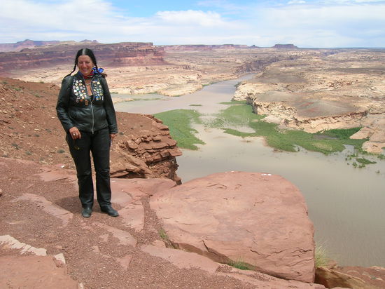 Am Colorado River - sieht gefährlicher aus als es ist - mit Blick auf Hite